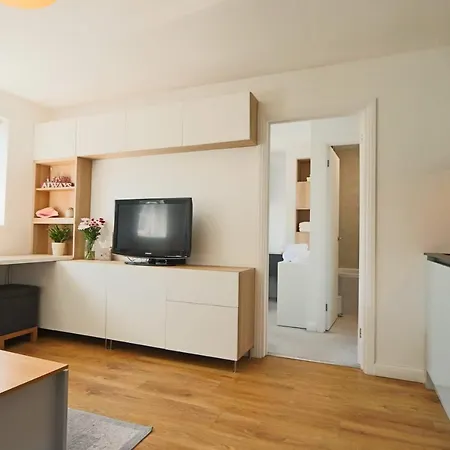 One Bedroom Flat Near Whiteladies With Parking Bristol