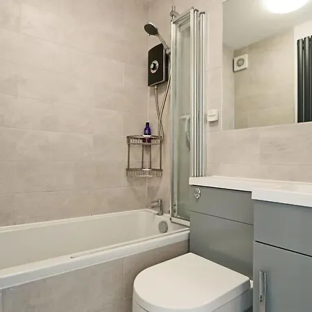 One Bedroom Flat Near Whiteladies With Parking *