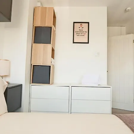 One Bedroom Flat Near Whiteladies With Parking * Bristol