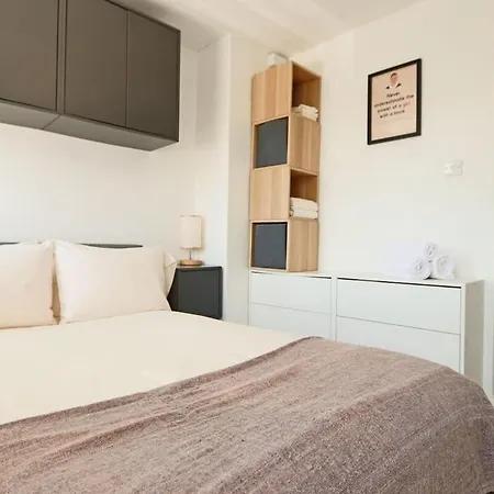 One Bedroom Flat Near Whiteladies With Parking *