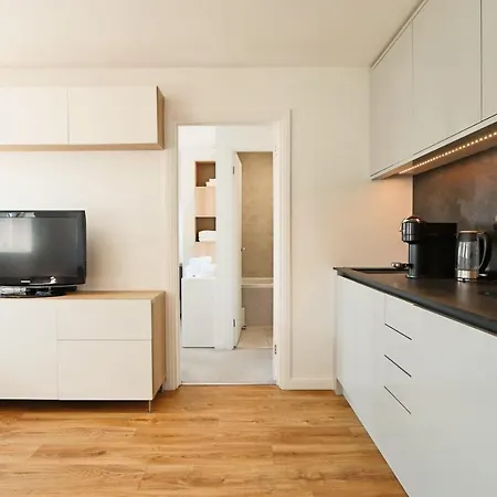 One Bedroom Flat Near Whiteladies With Parking *