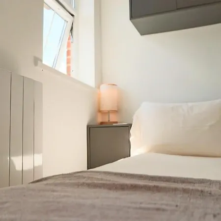 One Bedroom Flat Near Whiteladies With Parking Bristol